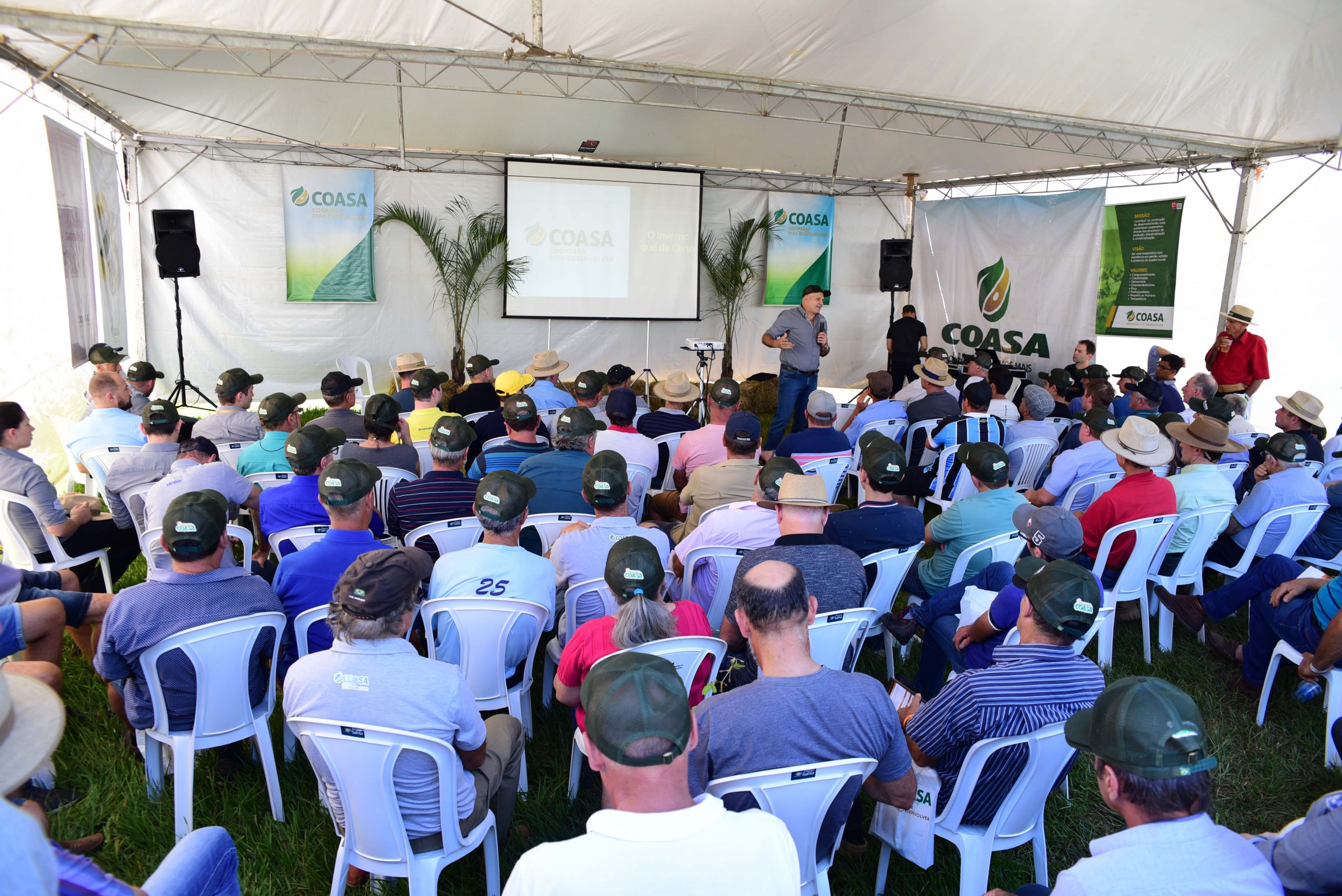 Cerca de 900 produtores participaram do Dia de Campo Coasa