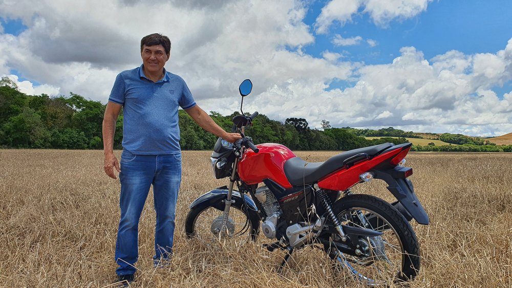 Ganhadores do 4° Desafio de Produtividade da Soja Coasa recebem moto 0km