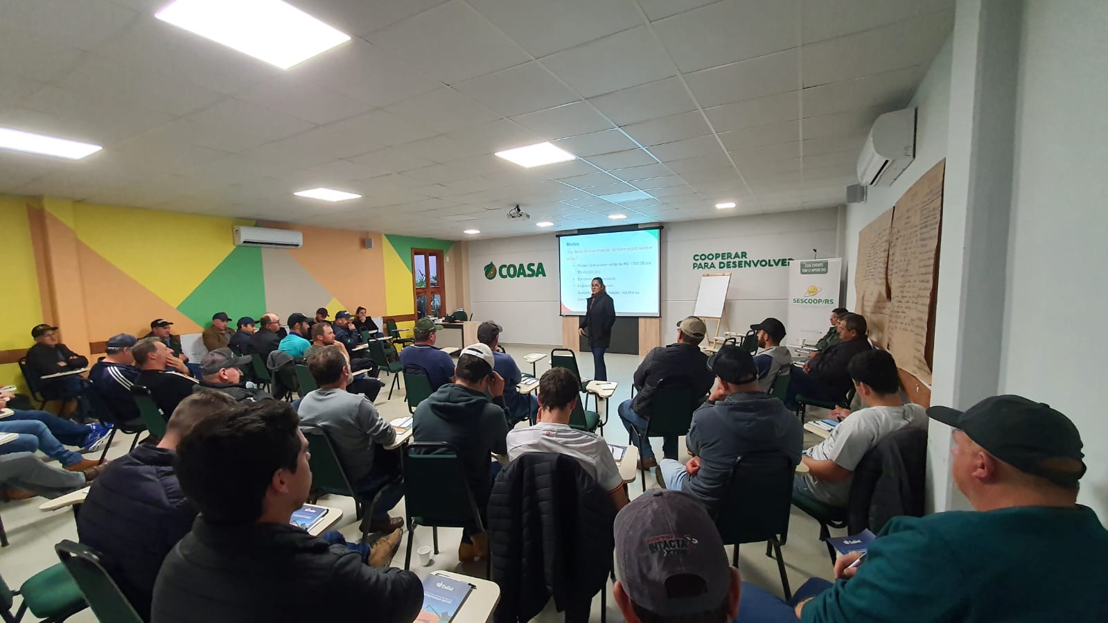 Coasa realiza curso obrigatório de capacitação para aplicadores de produtos hormonais