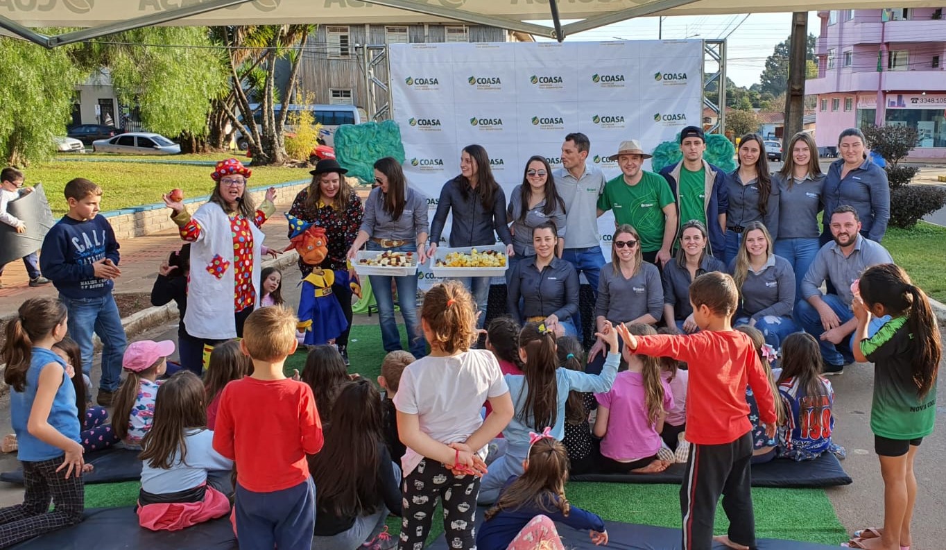 Espaço Kids Postos e Supermercado Coasa, no Dia C de Água Santa, tratou temas como alimentação saudável e cooperativismo