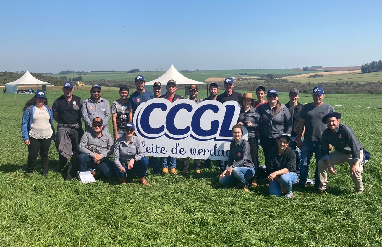 Técnicos do Departamento de Produção Animal e associados da Coasa participam do Dia de Campo da CCGL