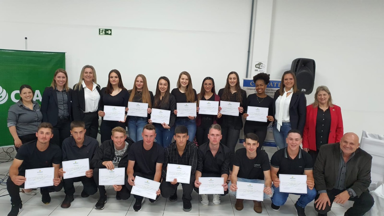 Coasa forma turma de jovens aprendizes cooperativos do campo