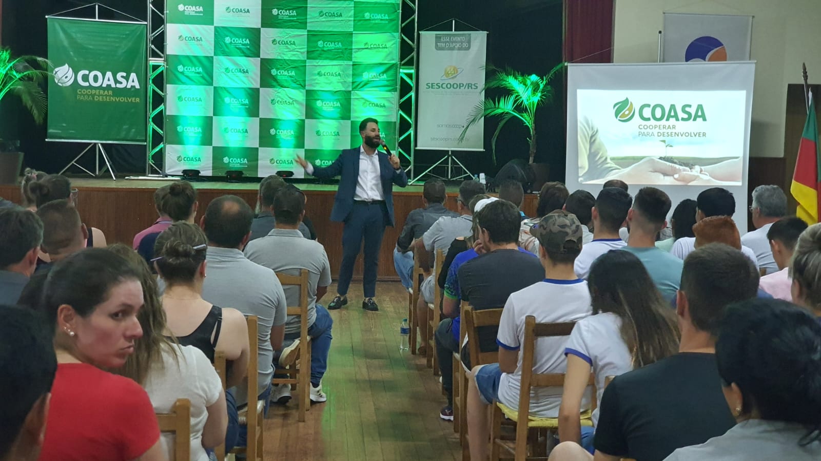 Humanologista Felipe Borba palestra para os colaboradores da Coasa