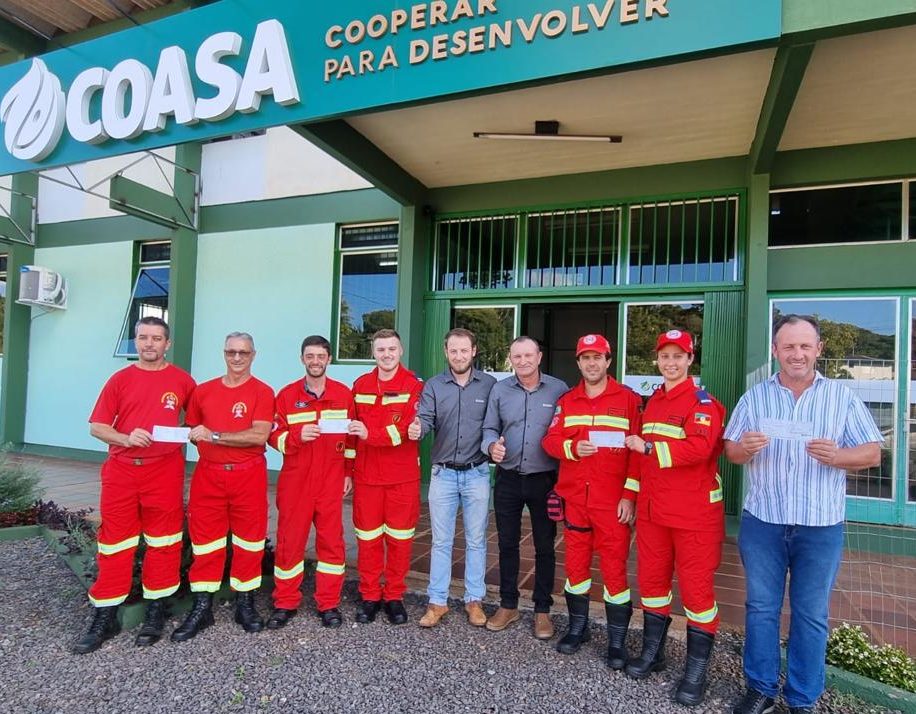 Coasa comemora 28 anos e repassa R$ 28 mil para bombeiros da região