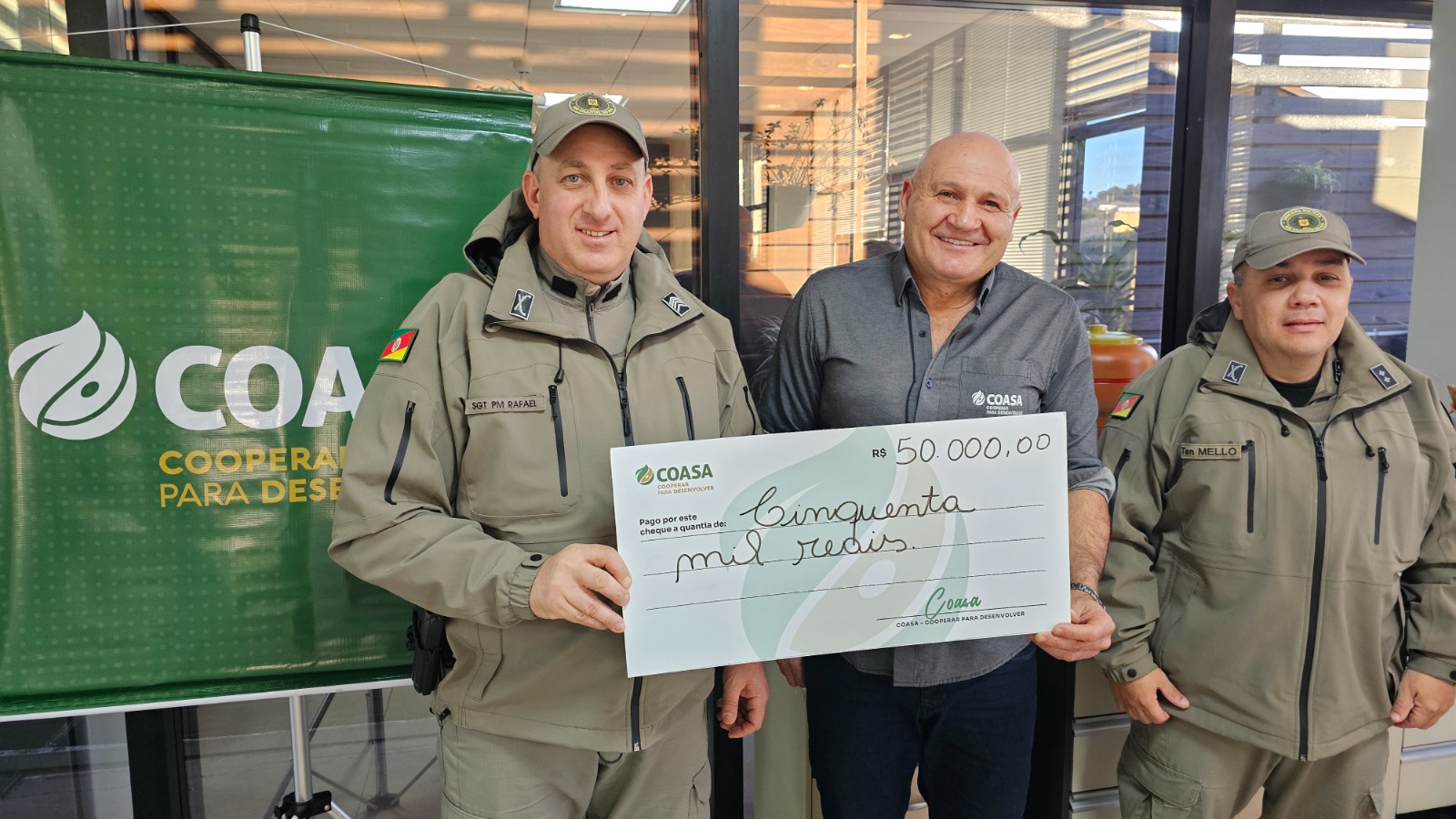 Coasa doa R$ 50 mil para a Brigada Militar de Água Santa e marca, de forma especial, o Dia do Cooperativismo