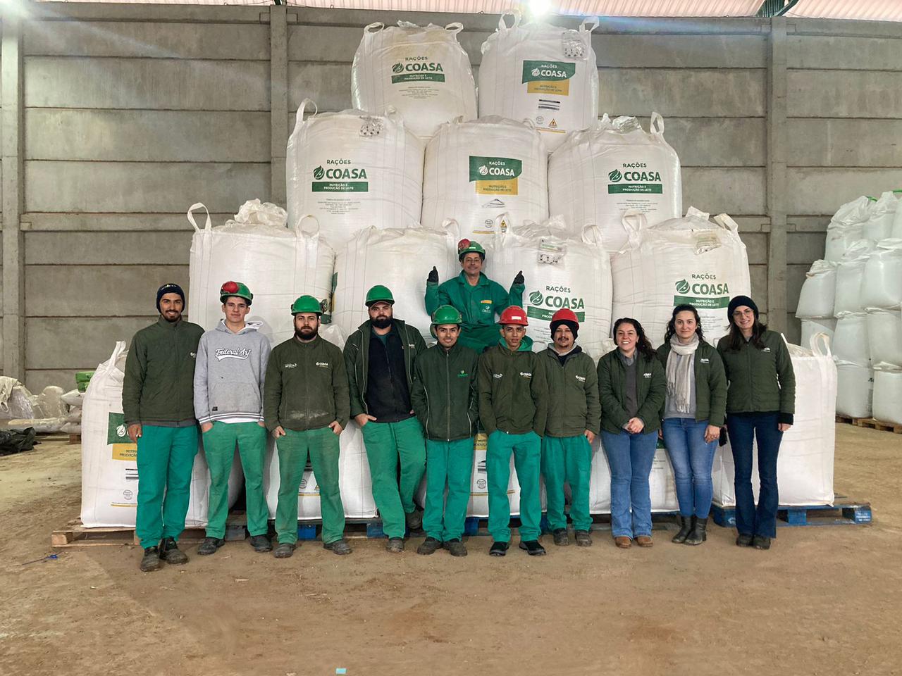 Coasa se solidariza com tragédia climática no estado e participa de doação de ração para produtores de leite do Vale do Taquari