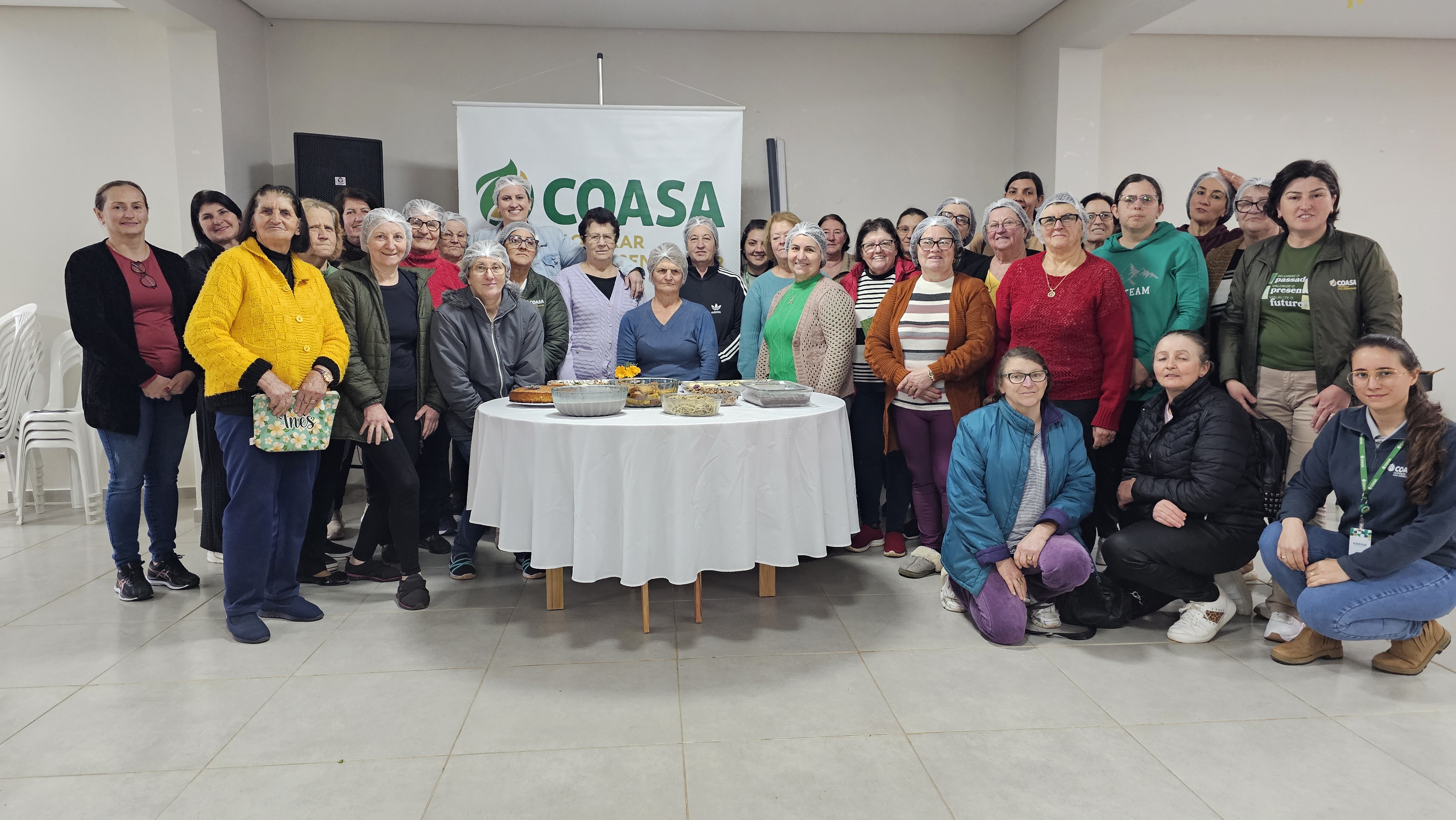 Curso incentiva alimentação saudável e resgata saberes sobre o uso de plantas aromáticas entre cooperadas da Coasa