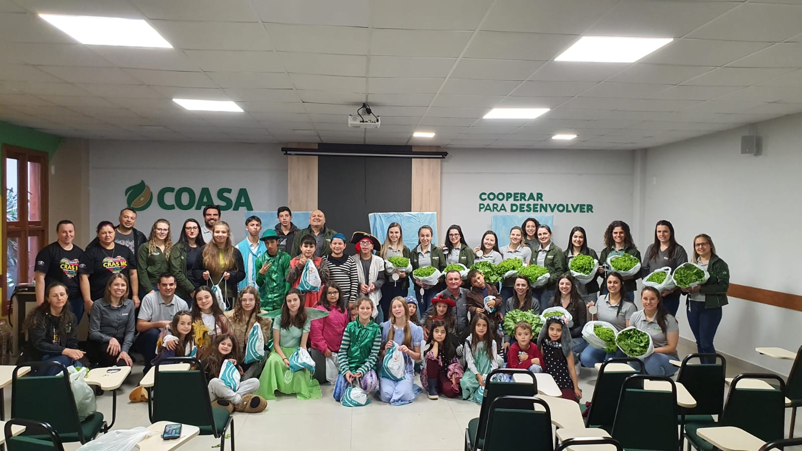 Participantes do “Projeto Vem Ser Mato Castelhano” apresentam teatro à apoiadora Coasa