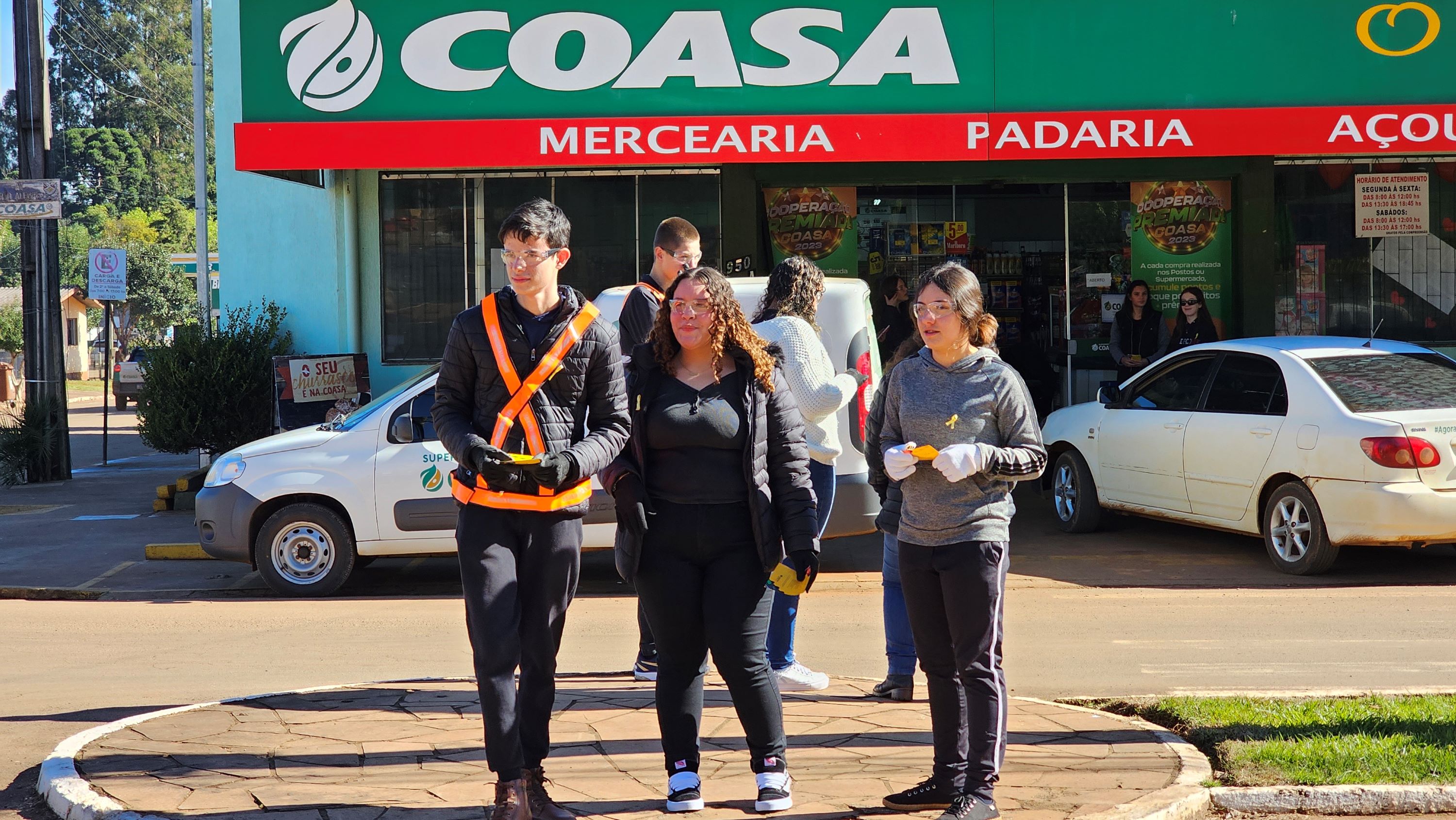 Ação de conscientização sobre segurança no trânsito é realizada pelos Aprendizes Cooperativos do Campo da Coasa